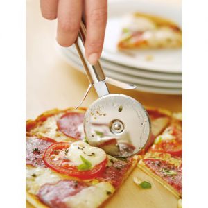 Pizza schneiden mit dem Pizzaschneider