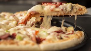 leckere Pizza aus dem Pizzaofen oder Pizzamaker mit viel Käse drauf